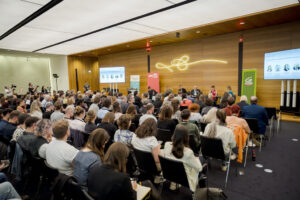 Personen sitzen in Saal